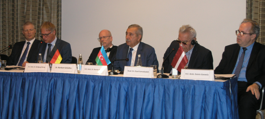 Bild vom Podium: die Repräsentanten der beteiligten Länder
