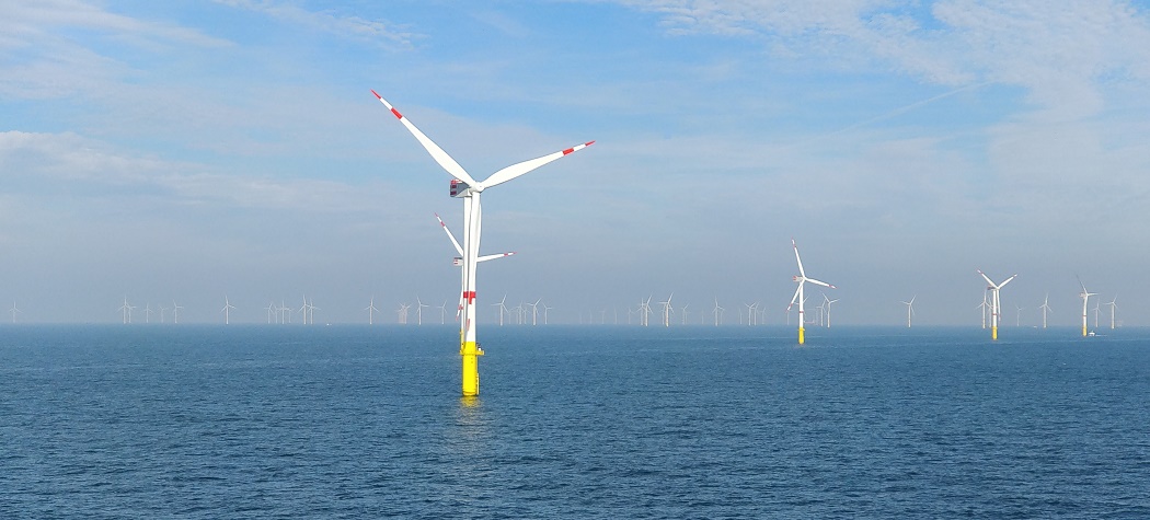 Offshore-Windpark mit leuchtend gelber Signalfarbe der Tag-Kennzeichnung
