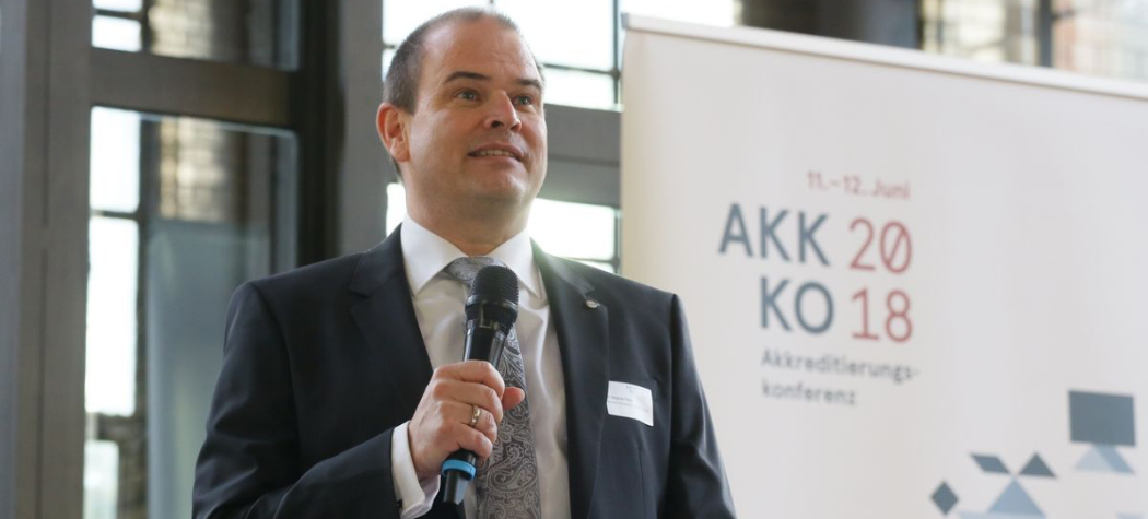 DAkkS-Geschäftsführer Dr.-Ing. Stephan Finke bei seiner Rede im Rahmen der Akkreditierungskonferenz 2018